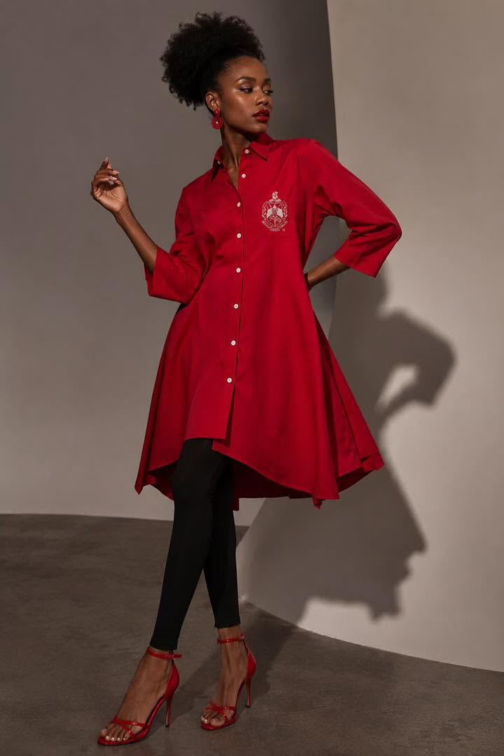 Woman wearing a red hi-lo shirt dress with black leggings